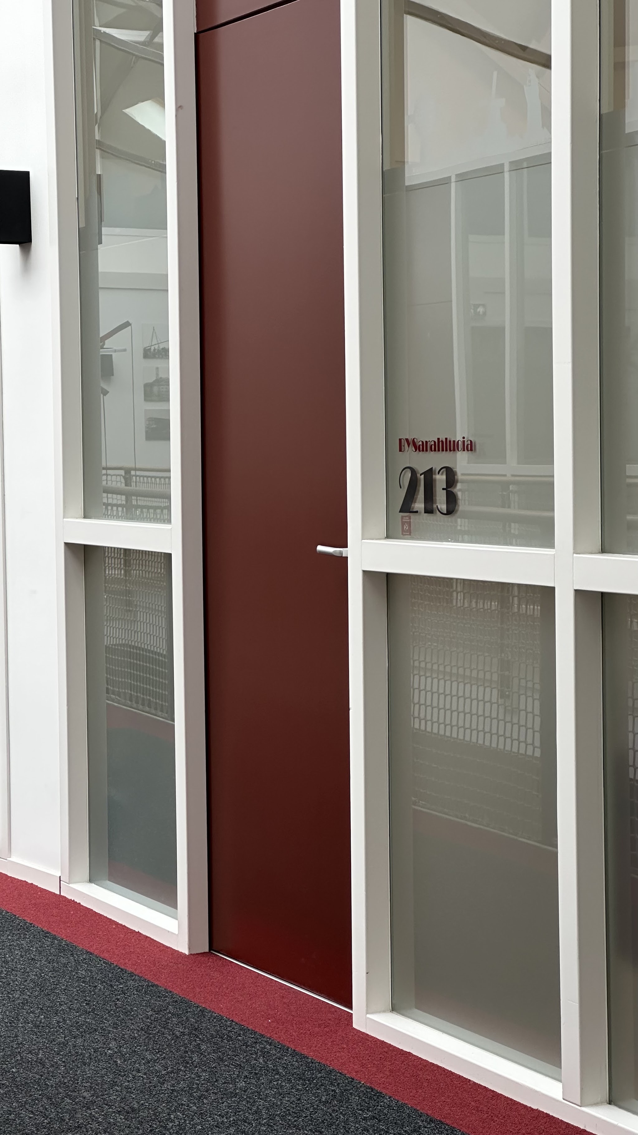 De deur van unit 213