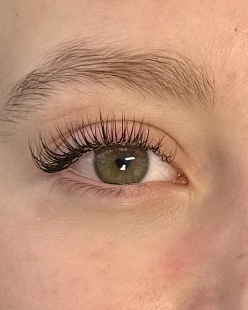 Close-up van één oog met een set wimperextensions